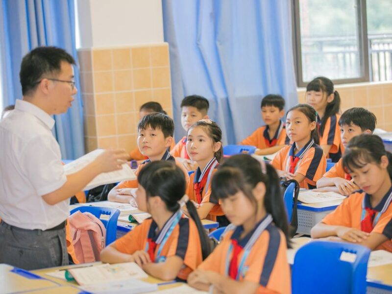 Intelligence artificielle à l&rsquo;école : le guide pour se lancer quand on enseigne
